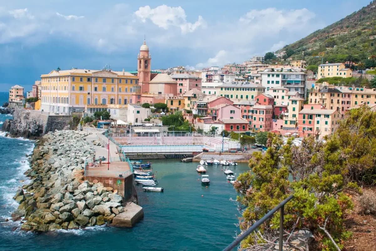 Borgo costiero di Nervi affacciato sul mare in Liguria