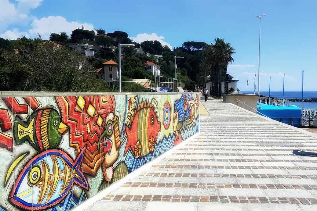 Passeggiata di Albissola con decorazioni ceramiche colorate