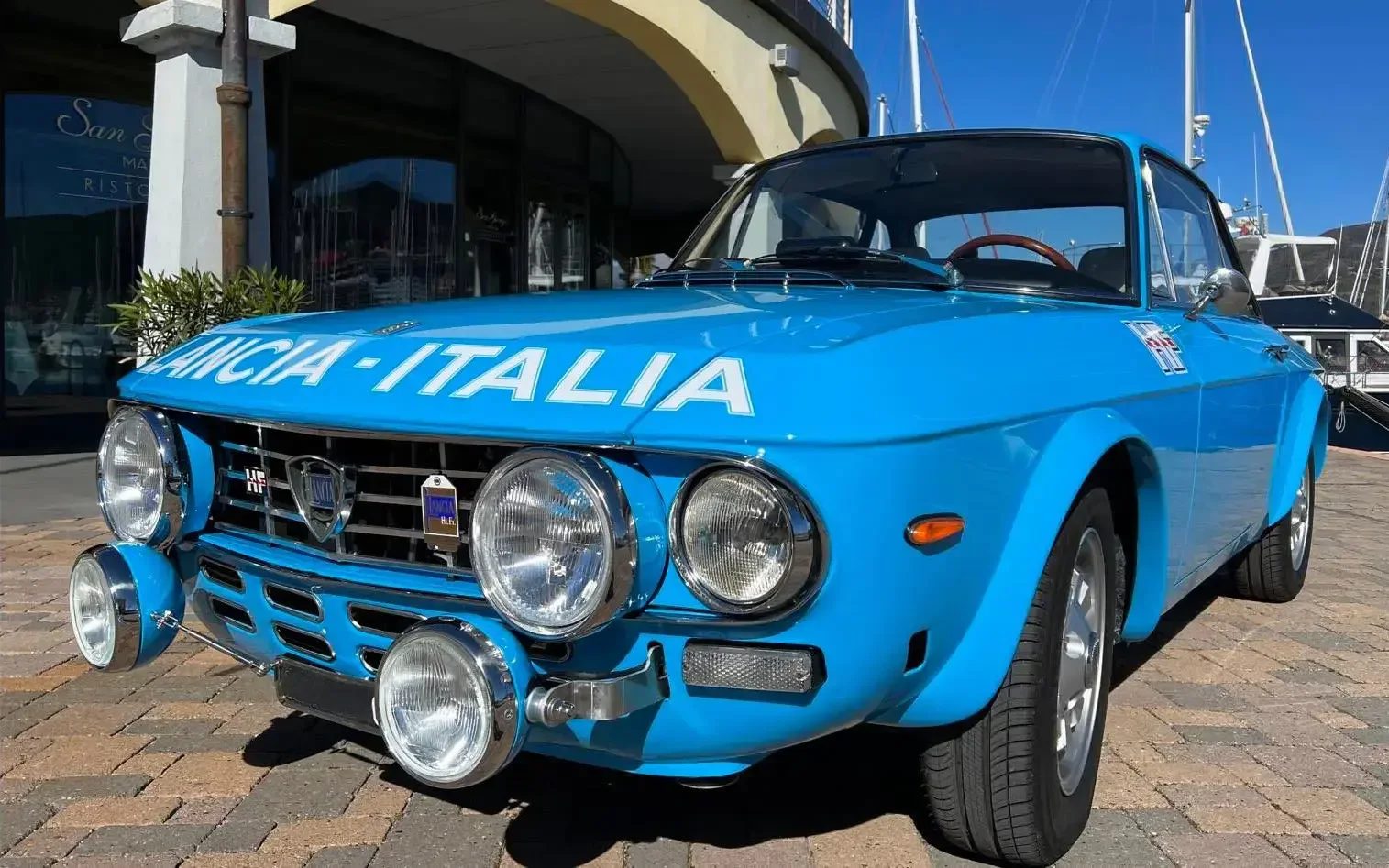 Lancia Fulvia classica fotografata in una marina italiana